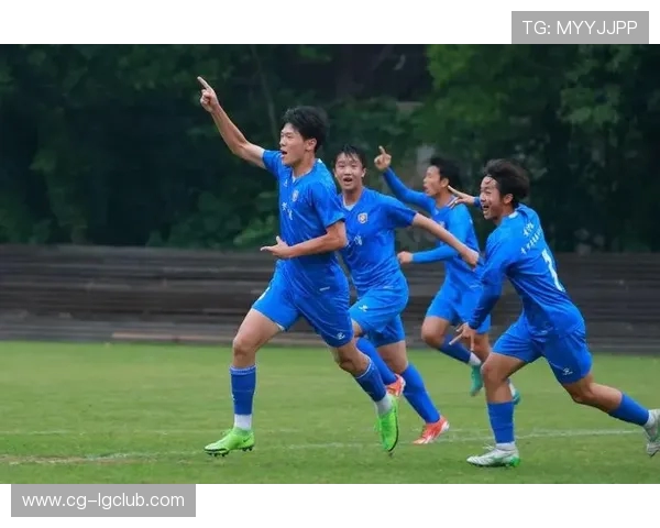 围绕足球史上体格最强球员是谁展开的深度话题探讨全景式分析研究